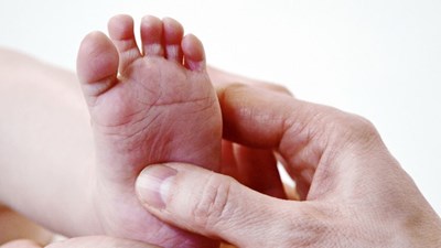 Trẻ sơ sinh bị nhân viên bệnh viện kéo gãy chân