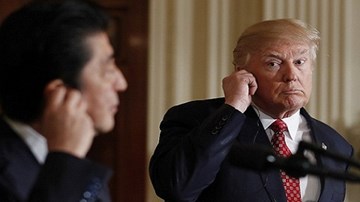 Ông Trump không đeo thiết bị phiên dịch khi họp báo với Thủ tướng Nhật?