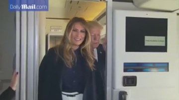 Tổng thống Trump đưa phu nhân đi chào mọi người trên chuyên cơ