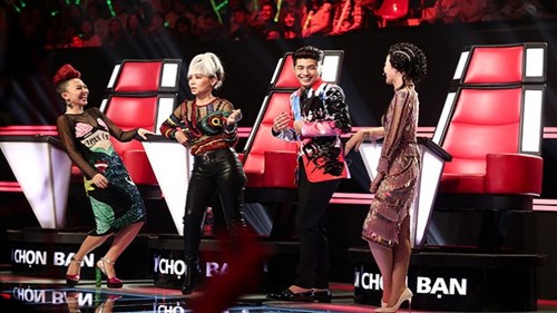 Xuất hiện giọng ca 20 tuổi khiến dàn HLV bất chấp để lao lên sân khấu