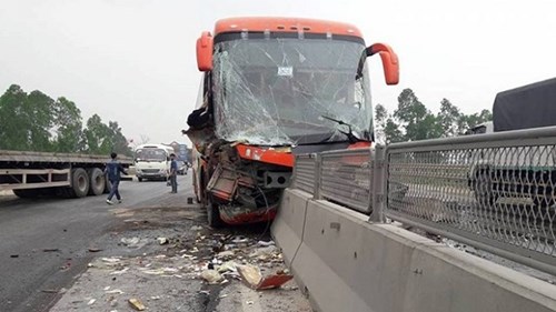 Xe khách bị chẻ đôi sau khi lao vào dải phân cách