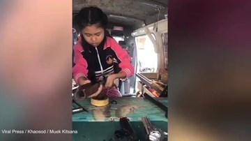 Bé gái 12 tuổi tháo lắp súng cực nhanh, thuần thục hơn cảnh sát