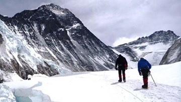 Chinh phục đỉnh Everest ở... tuổi 85