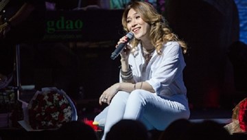 Mỹ Tâm bối rối hát 'Phía sau một cô gái' cực đáng yêu