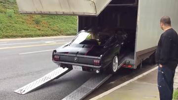 Đắng lòng khi xem cảnh vận chuyển Ford Mustang 1965