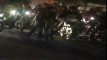 'Quái xế' dựng xe chặn quốc lộ 1A làm... đường đua