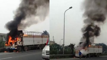 Xe tải biển Lào bốc cháy dữ dội trên đại lộ Thăng Long