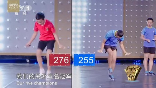 Kinh ngạc xem cậu bé nhảy dây 1000 cái với 'tốc độ ánh sáng'