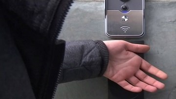 Nhân viên phải cấy chip vào người để được vào công ty