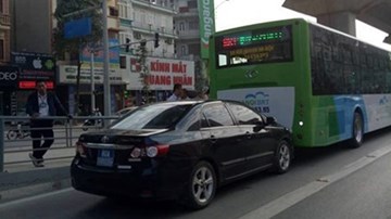 Xe công hồn nhiên lấn làn bus nhanh BRT