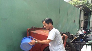 TPHCM: Bắt người tiểu bậy dội nước tại chỗ