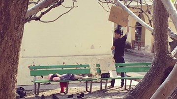 Cảm động cha che nắng cho con  trong sân bệnh viện