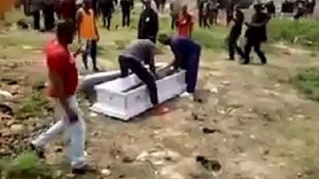 Video bật nắp quan tài, cướp xác chết giữa đám tang