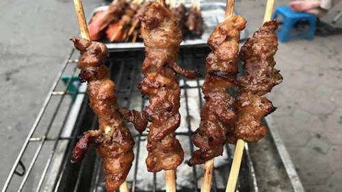 Thịt nướng siêu rẻ 10 ngàn/4 xiên: Ngon vô đối, tràn vỉa hè