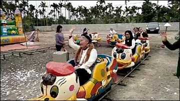 Clip các cụ bà 'xì tin' chơi tàu điện siêu đáng yêu đốn tim dân mạng