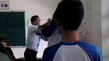 Thầy giáo và nữ sinh xô xát trong lớp học
