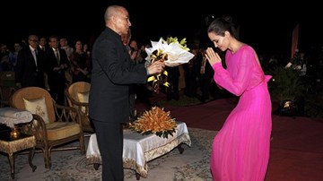 Angelina xuất hiện rạng rỡ, cùng các con diện kiến đức vua Campuchia
