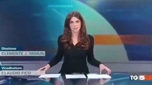 Camera vô tình làm lộ bí mật trang phục MC truyền hình