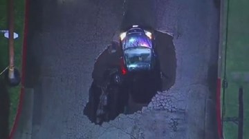 Cận cảnh hố tử thần nuốt chửng hai xe hơi ở Mỹ