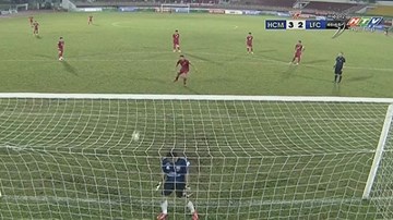 Phản đối trọng tài, cầu thủ CLB Long An bỏ bóng để mặc đối thủ ghi bàn