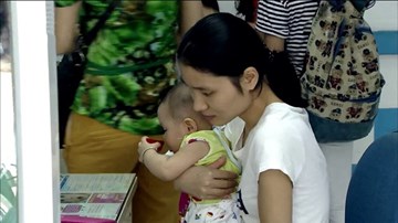 Kỳ lạ: Bé trai sốt li bì suốt 2 tháng sau tiêm vắc xin lao