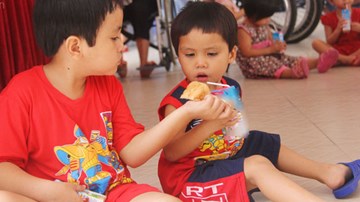 Hai bé trai 3 và 5 tuổi bị bỏ rơi vẫn chưa tìm được bố mẹ