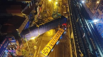Quá trình cẩu đầu máy tàu đường sắt trên cao