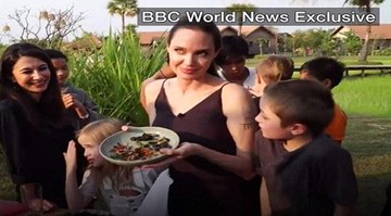Angelina Jolie chế biến, ăn dế, bò cạp, nhện ở Campuchia