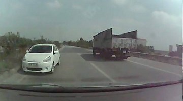Ôtô chạy ngược chiều trên Quốc lộ khiến tài xế thót tim