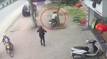 Thót tim clip mẹ bất cẩn để con nhỏ vặn tay ga, xe đâm sầm vào gốc cây