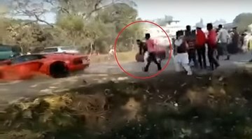 Lamborghini Aventador và Ferrari 458 ăn “mưa” gạch đá từ dân địa phương