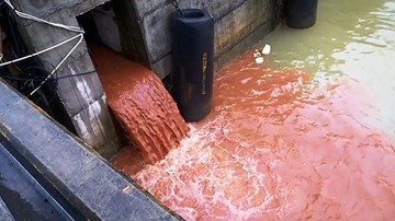 Công an truy tìm người phát tán clip cống xả nước màu đỏ