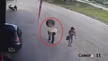 Lốp ô tô 'trên trời rơi trúng', người đàn ông đen đủi bị trọng thương