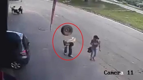 Lốp ô tô 'trên trời rơi trúng', người đàn ông đen đủi bị trọng thương