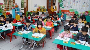 Chuyển giáo viên phổ thông xuống dạy mầm non - nên hay không?