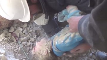 Cứu sống bé gái Syria từ đống đổ nát