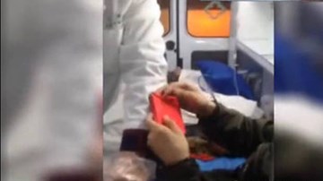 Nhân viên y tế chìa phong bao đỏ, đòi người nhà bệnh nhân 'lì xì'