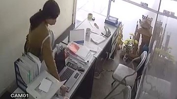 'Nữ quái' đột nhập văn phòng, trộm laptop 'dễ như ăn kẹo'