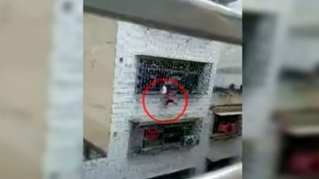 Giải cứu bé gái treo lơ lửng trên tầng 4