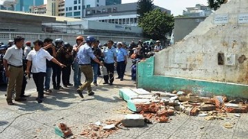 Tiếp tục đòi vỉa hè: Quận 1 đập tường trước trụ sở Bộ Công Thương