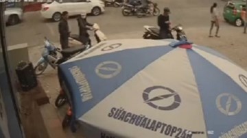 Nhóm nam nữ đi xe tay ga hỗ trợ nhau trộm xe máy