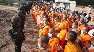 Sư chùa vướng bê bối ở Thái 'dàn trận' buộc quân đội rút lui