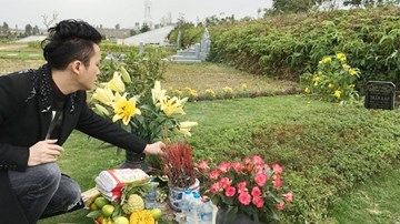 Tùng Dương hát bên mộ Trần Lập