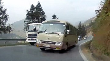 Kinh hoàng xe khách cố vượt ở góc khuất trên đèo
