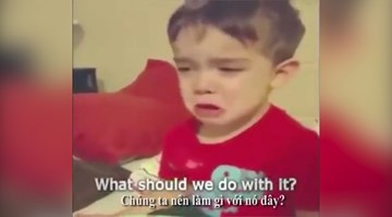 Cậu bé khóc không chịu ăn vì mẹ bày bữa tối quá đẹp