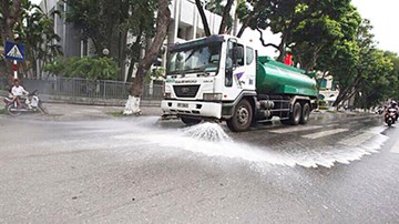 Hà Nội tốn 70 tỷ đồng mỗi năm cho việc... rửa đường