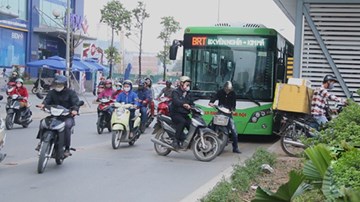 Xe máy ồ ạt tạt đầu buýt BRT, leo dải phân cách để sang đường