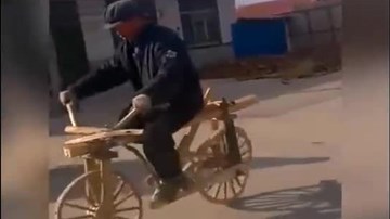 Cụ ông đi xe đạp gỗ tự chế gây 'sốt' cộng đồng mạng