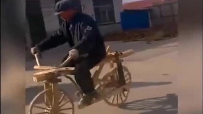 Cụ ông đi xe đạp gỗ tự chế gây 'sốt' cộng đồng mạng