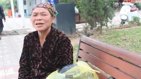 Bà lão nhặt rác bắt 'tăm tặc' bị dọa đánh, quăng xuống hồ Gươm